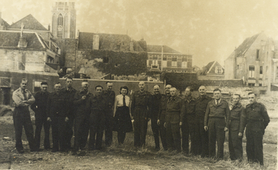 854825 Groepsportret van vermoedelijk de medewerkers van het Commissariaat Noodvoorziening (C.N.V.) te Utrecht, op het ...